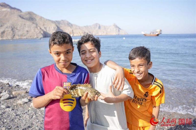 在海邊玩耍的孩子們。人民網(wǎng) 塔里克·易卜拉欣攝