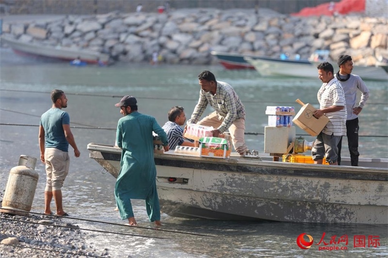當?shù)厝藗冊谶\送生活物資。人民網(wǎng) 塔里克·易卜拉欣攝