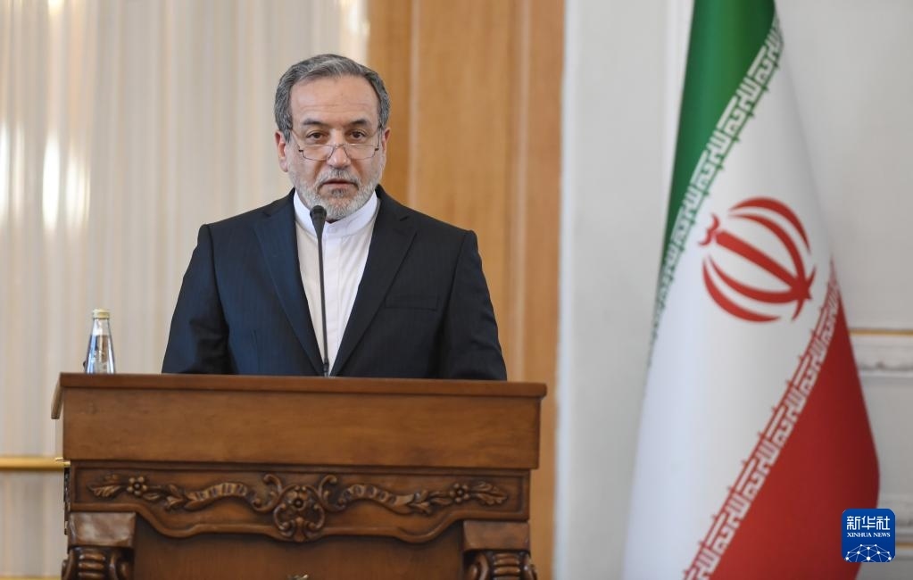 2月25日，在伊朗德黑蘭，伊朗外交部長阿拉格齊出席聯(lián)合新聞發(fā)布會(huì)。新華社記者 沙達(dá)提 攝