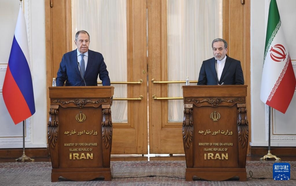 2月25日，在伊朗德黑蘭，伊朗外交部長阿拉格齊（右）與俄羅斯外長拉夫羅夫出席聯(lián)合新聞發(fā)布會(huì)。新華社記者 沙達(dá)提 攝