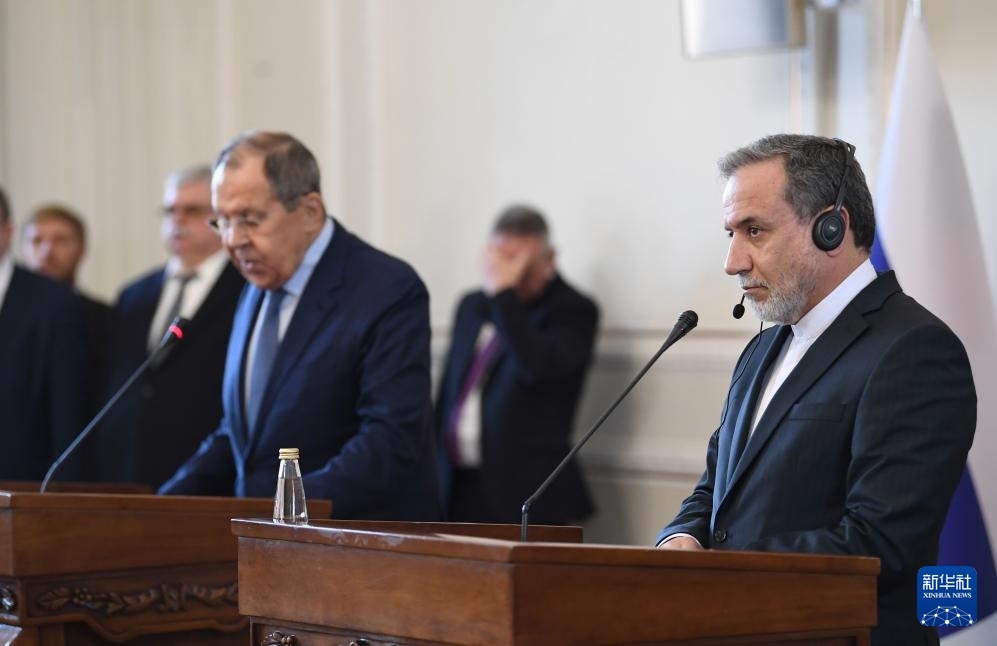 2月25日，在伊朗德黑蘭，伊朗外交部長阿拉格齊（右）與俄羅斯外長拉夫羅夫出席聯(lián)合新聞發(fā)布會(huì)。新華社記者 沙達(dá)提 攝