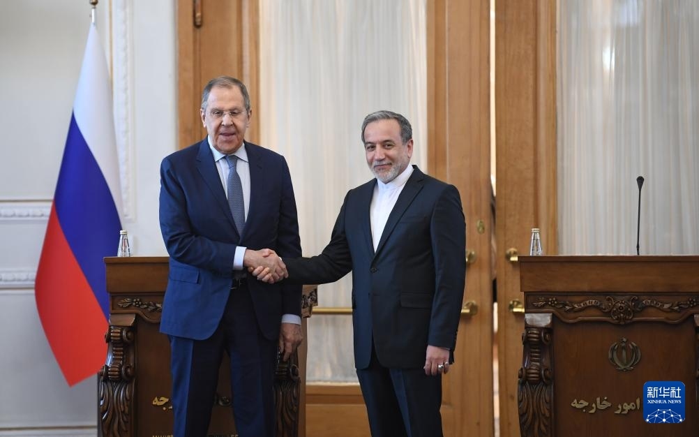 2月25日，在伊朗德黑蘭，伊朗外交部長阿拉格齊（右）與俄羅斯外長拉夫羅夫出席聯(lián)合新聞發(fā)布會(huì)。新華社記者 沙達(dá)提 攝