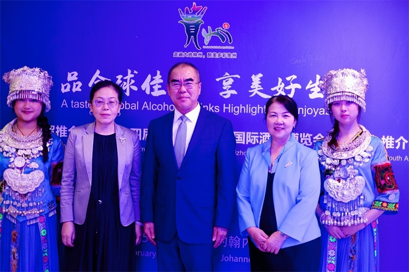 潘慶江總領(lǐng)事與王洪波秘書長合影。（南非貴州商會供圖）