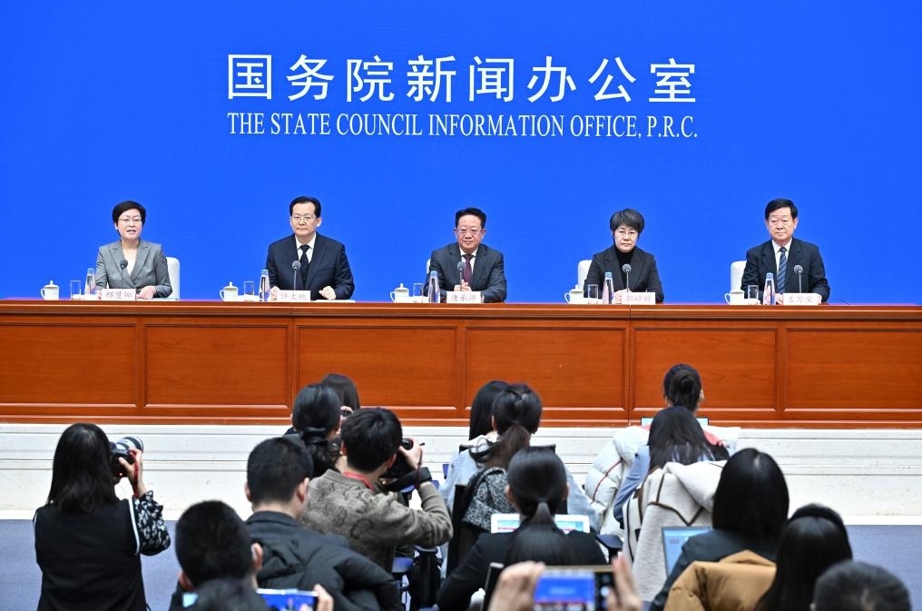 2月28日，國務(wù)院新聞辦公室在北京舉行國務(wù)院政策例行吹風(fēng)會(huì)，民政部副部長唐承沛、財(cái)政部副部長郭婷婷、自然資源部副部長許大純、住房城鄉(xiāng)建設(shè)部副部長姜萬榮和國務(wù)院新聞辦公室新聞發(fā)言人介紹2024年國務(wù)院部門辦理全國人大代表建議和全國政協(xié)提案工作有關(guān)情況，并答記者問。新華社記者 李鑫 攝