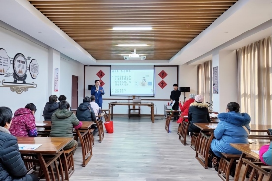 實(shí)踐支隊(duì)隊(duì)員在涇河村進(jìn)行反詐宣講。學(xué)校供圖