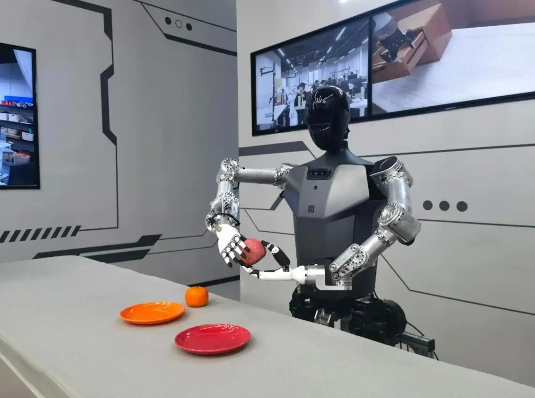 △2025年2月24日，北京“機器人大世界”展出的機器人正在完成日常家務。