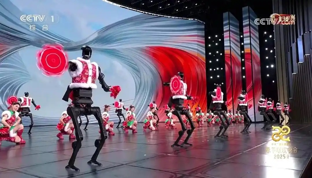 △今年春晚，宇樹科技人形機器人身穿東北特色的花棉襖扭秧歌，呈現(xiàn)出全新視覺效果。