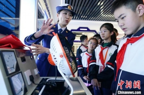 圖為學生們參觀道里區(qū)消防救援大隊消防科普體驗館內(nèi)電器火災演示實驗臺。中新社記者 趙宇航 攝