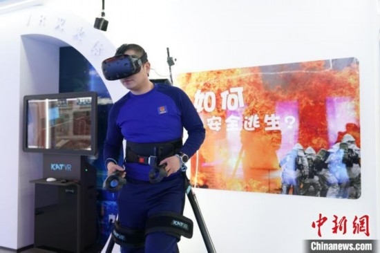 圖為消防員利用VR展示火災如何逃生。中新社記者 趙宇航 攝