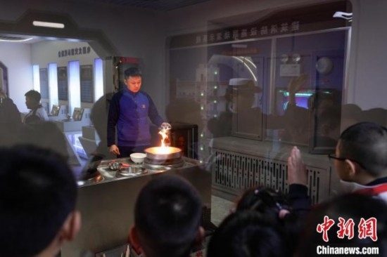 圖為學生們參觀道里區(qū)消防救援大隊消防科普體驗館內(nèi)火場真實體驗演示區(qū)。中新社記者 趙宇航 攝