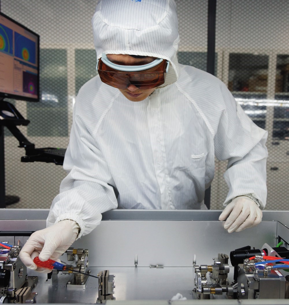 科研人員在廣東東莞阿秒科學(xué)中心實(shí)驗(yàn)室調(diào)試高性能激光器（2025年1月10日攝）。金立旺攝/本刊