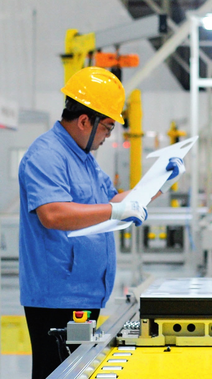 工人在位于廣東珠海的緯景儲(chǔ)能珠海“超G工廠”工作（2024年5月19日攝）。李任滋攝/本刊