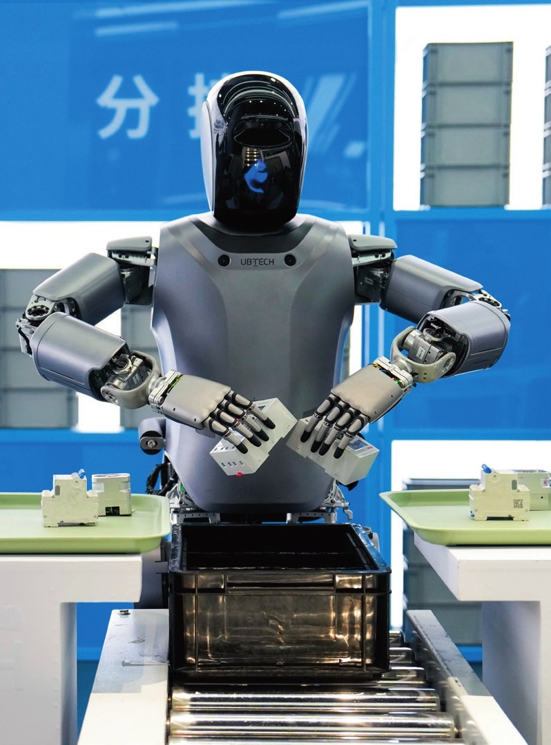 北京“機(jī)器人大世界”展示的優(yōu)必選人形機(jī)器人（2025年2月24日攝）。鞠煥宗攝/本刊