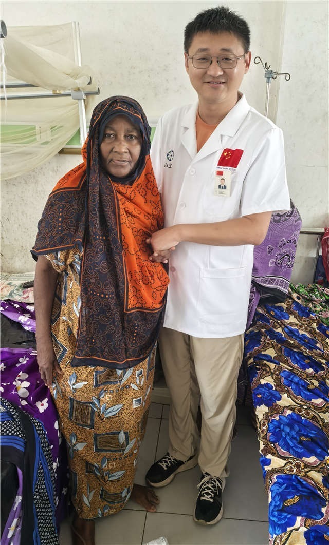 術(shù)后第二天患者即能站立。中國(guó)援桑醫(yī)療隊(duì)供圖