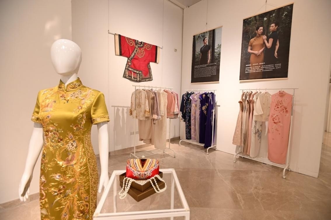 展覽現(xiàn)場展出各種款式的精美旗袍。新加坡中國文化中心供圖