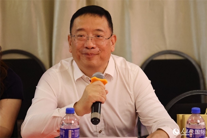 巴西文協(xié)主席上官建峰在座談會上致辭。人民網(wǎng)記者 陳海琪攝