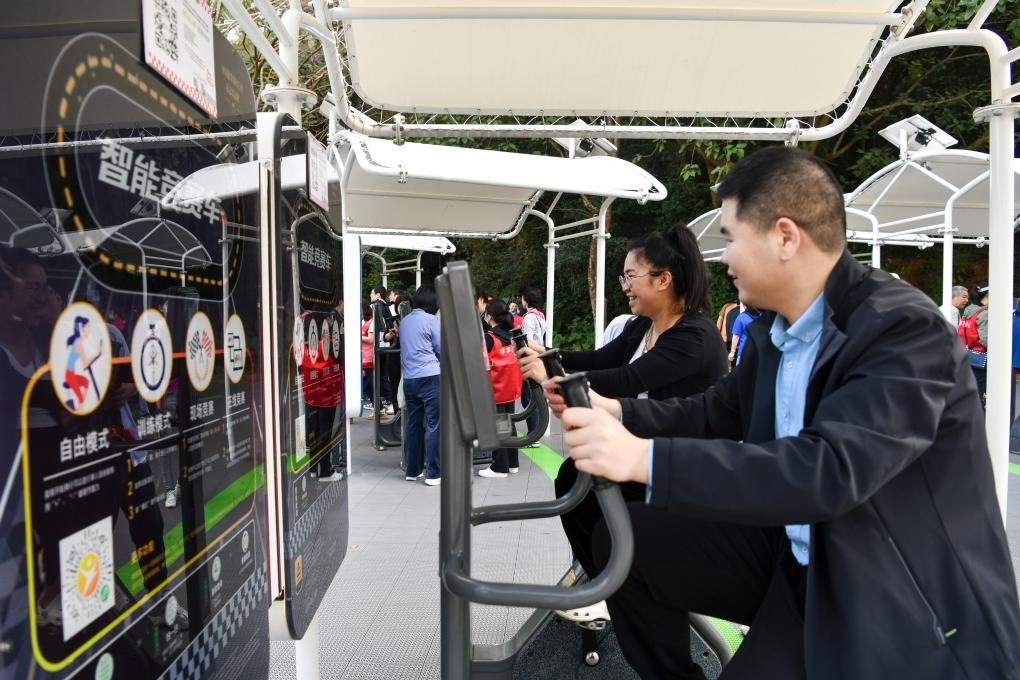 2024年1月20日，市民在蓮花山公園西區(qū)室外智能健身房參加競(jìng)賽活動(dòng)。當(dāng)日，深圳市室外智能健身競(jìng)賽活動(dòng)舉行。新華社記者 梁旭 攝