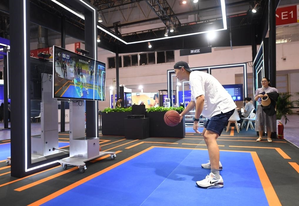 2023年8月25日，在HICOOL2023全球創(chuàng)業(yè)者峰會(huì)展覽展示區(qū)，觀眾體驗(yàn)AI智慧體育運(yùn)動(dòng)系統(tǒng)。當(dāng)日，HICOOL2023全球創(chuàng)業(yè)者峰會(huì)在位于北京市順義區(qū)的中國(guó)國(guó)際展覽中心（新館）開(kāi)幕。新華社記者 任超 攝