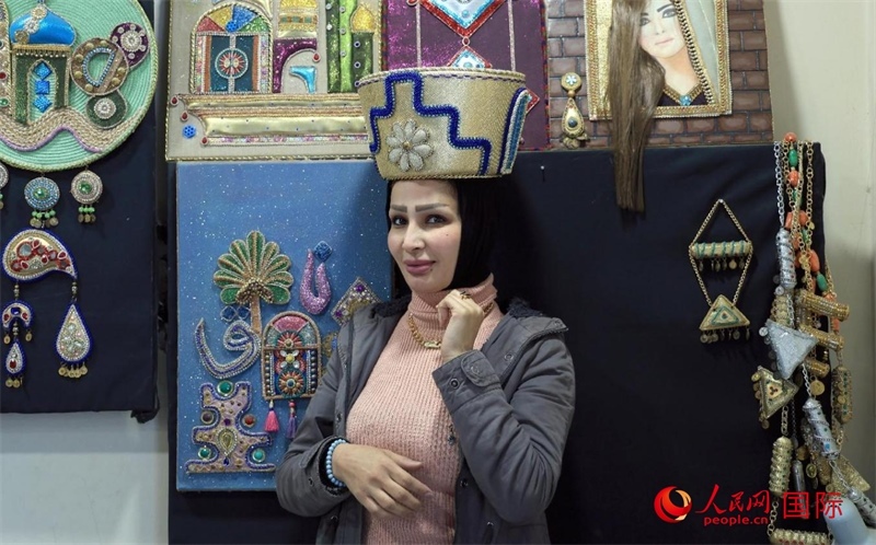 設(shè)計(jì)師展示亞述國王同款王冠。人民網(wǎng)伊納斯·易卜拉欣攝