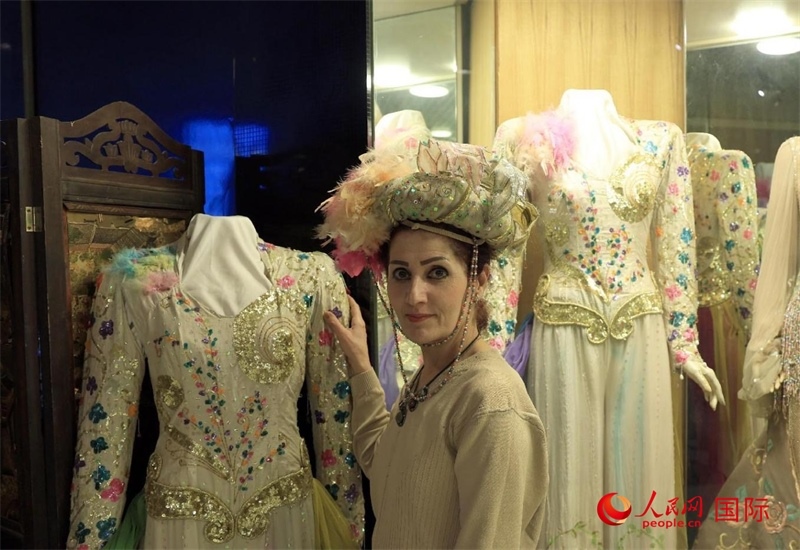 設(shè)計(jì)師展示阿拉伯阿巴斯王朝時(shí)期王冠。人民網(wǎng)伊納斯·易卜拉欣攝