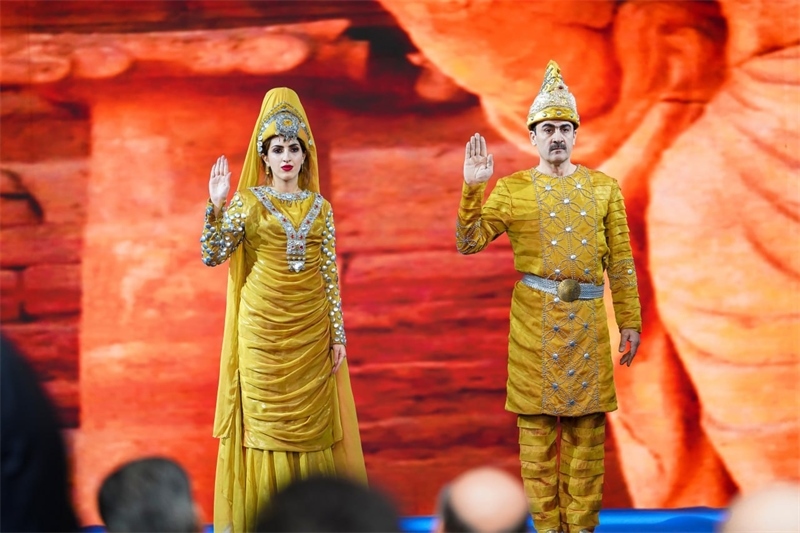 伊拉克時(shí)尚館舉辦的時(shí)裝展上，模特展示亞述時(shí)期服飾。伊拉克時(shí)尚館供圖