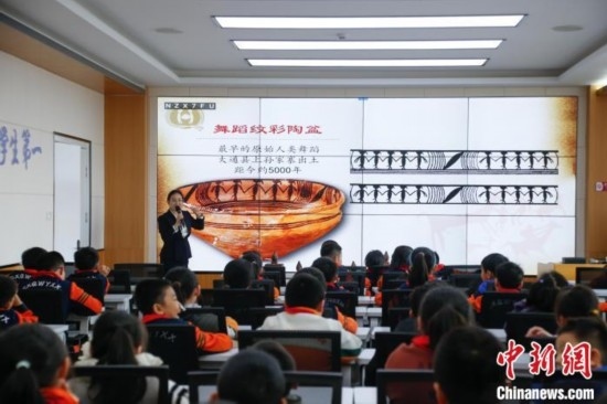 圖為學(xué)生在“國寶音樂會”社教課中了解舞蹈紋彩陶盆。中新社記者 馬銘言 攝