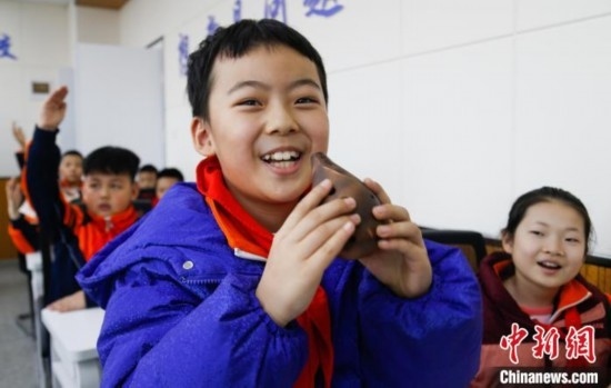 圖為學(xué)生在“國寶音樂會”社教課中體驗吹陶塤。中新社記者 馬銘言 攝