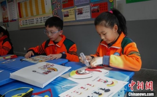 圖為學(xué)生參與“土族娃娃布貼畫”社教課。中新社記者 馬銘言 攝