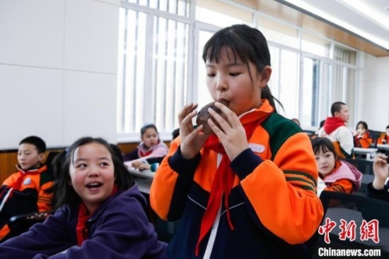 圖為學(xué)生在“國寶音樂會”社教課中體驗吹陶塤。中新社記者 馬銘言 攝