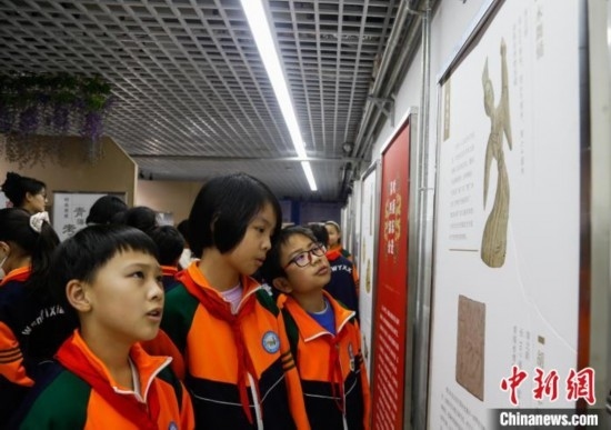 圖為學(xué)生參觀青海省博物館“1+3”主題流動展覽，了解木舞俑。中新社記者 馬銘言 攝