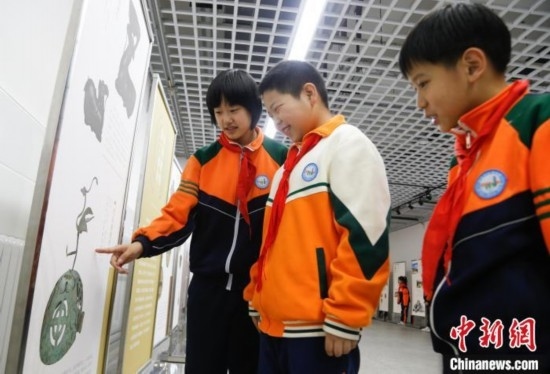 圖為學(xué)生了解出土于青海省西寧市大通回族土族自治縣的漢代鸞鳳銅熏爐蓋。中新社記者 馬銘言 攝