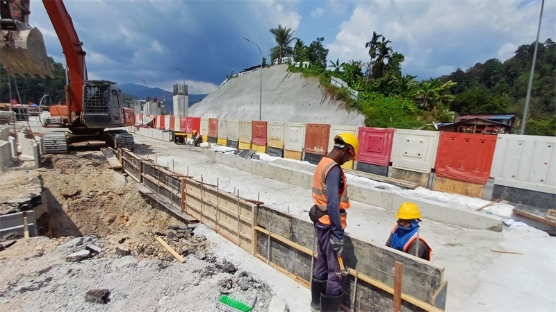 施工現(xiàn)場。 鄧騰亮攝