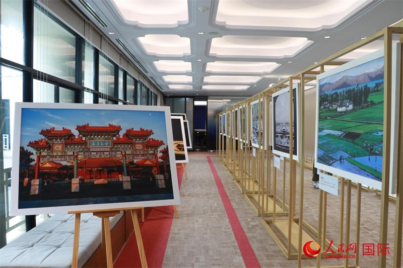 “遇見”攝影展現(xiàn)場。朱瀟逸攝