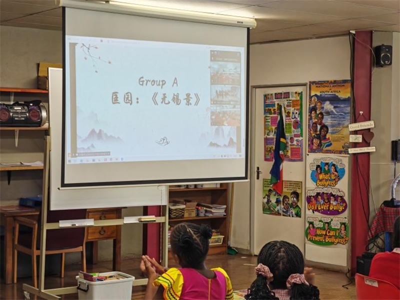 匡園學生介紹無錫景。