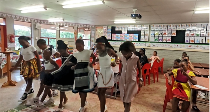 南非學生表演非洲歌舞，