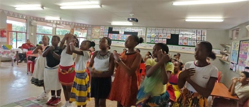 南非學生展示民族服飾，合唱《聽我說謝謝你》。