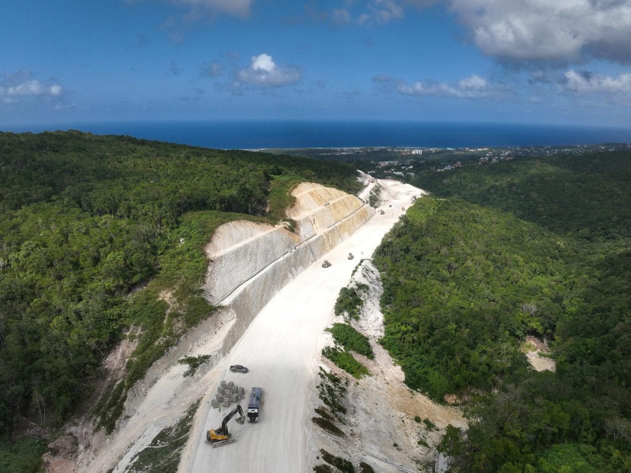 圖為中企承建的牙買加蒙特哥貝繞城路項(xiàng)目基層試驗(yàn)段正在進(jìn)行攤鋪和碾壓施工，相關(guān)施工工作已于近日順利完成。中國(guó)港灣美洲區(qū)域公司供圖