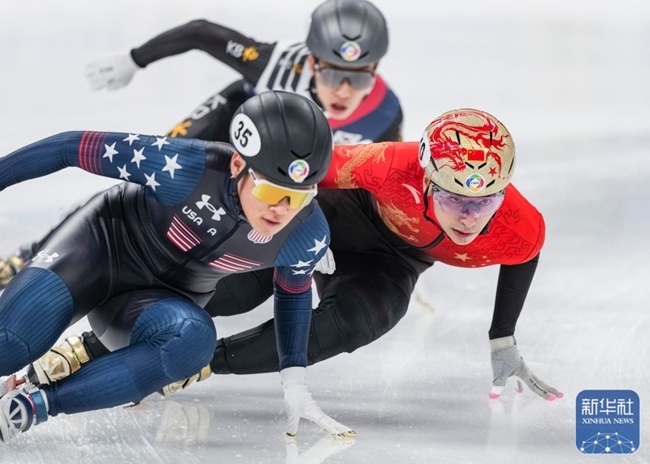 中國隊選手劉少昂（右）在比賽中。新華社記者 孫非 攝