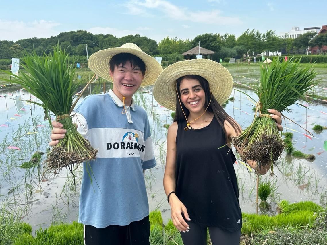 卡友琪在插秧。受訪者供圖