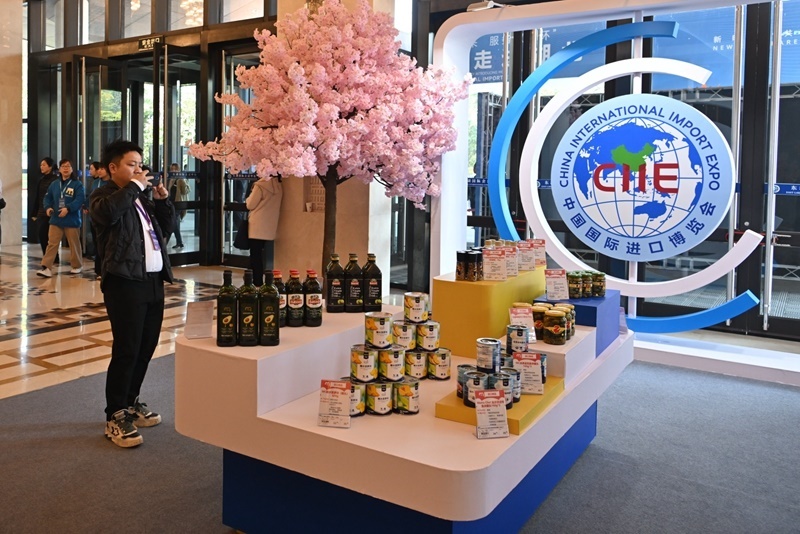 參會(huì)嘉賓在“進(jìn)博會(huì)走進(jìn)湖北”活動(dòng)主題推介會(huì)展區(qū)拍攝。人民網(wǎng)記者 翁奇羽攝