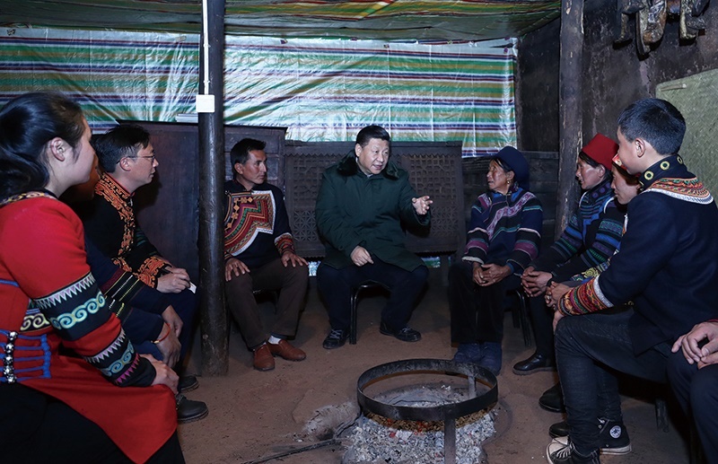 △2018年2月11日，四川涼山彝族自治州昭覺縣三岔河鄉(xiāng)三河村，習(xí)近平總書記來到村民節(jié)列俄阿木家中看望。