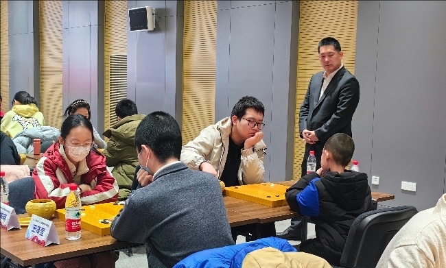 常昊觀戰(zhàn)年輕棋手們比賽。人民網(wǎng)記者 李乃妍攝
