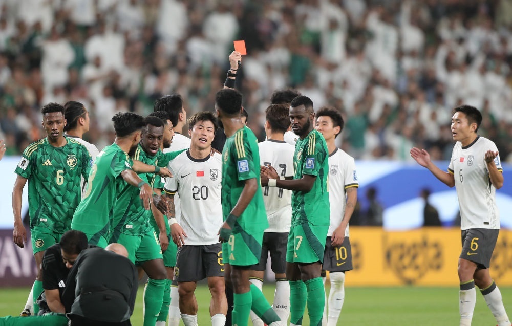 3月20日，主裁判向中國隊(duì)球員林良銘出示紅牌。新華社記者 王東震 攝