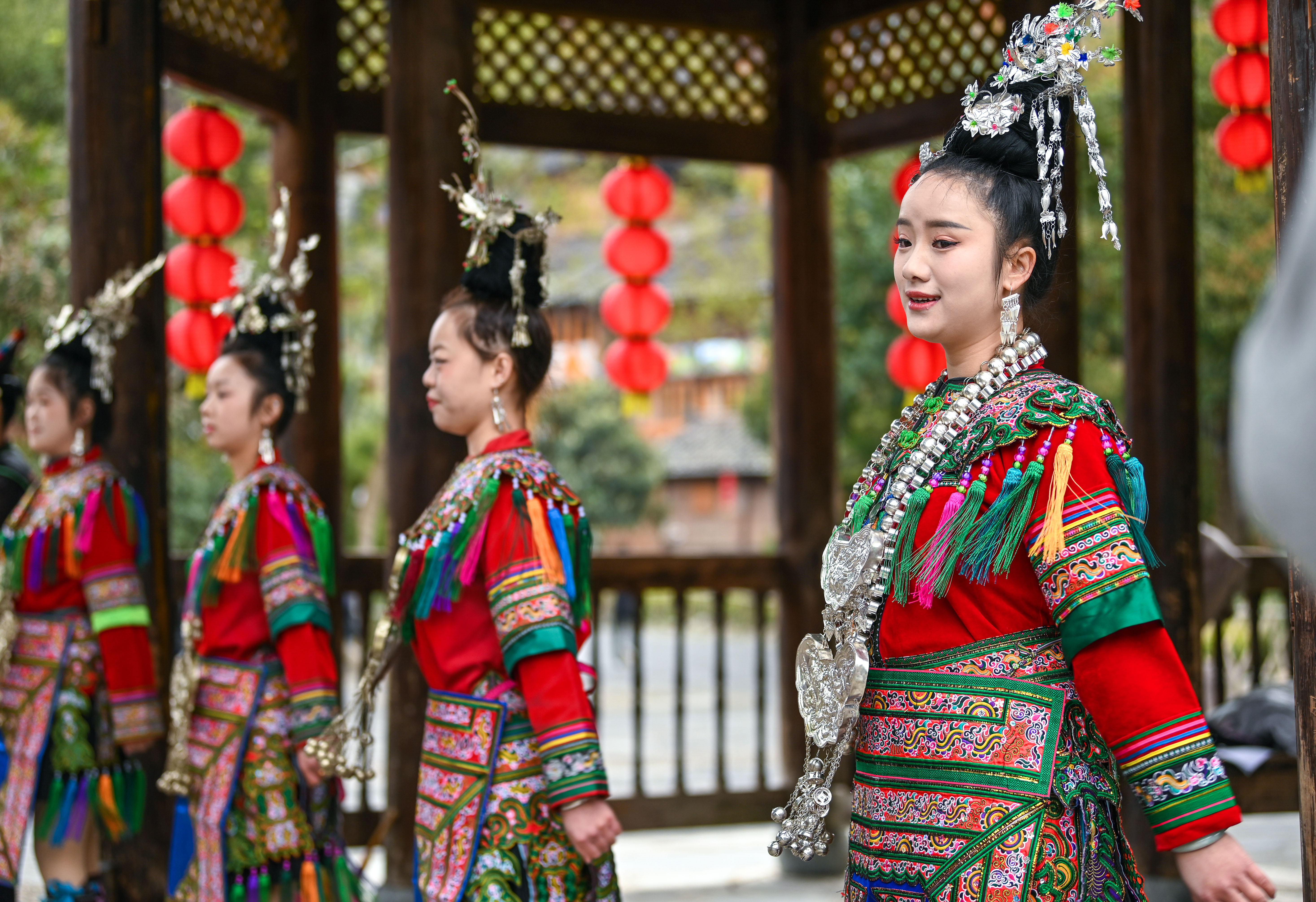  2025年3月18日，侗族群眾在貴州省黎平縣肇興侗寨給游客演唱侗族大歌。