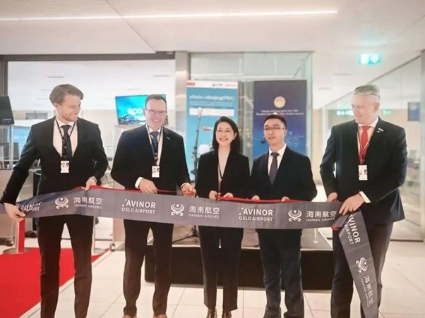 中國駐挪威大使侯悅（中）出席海航奧斯陸—北京直航開航儀式。中國駐挪威大使館供圖