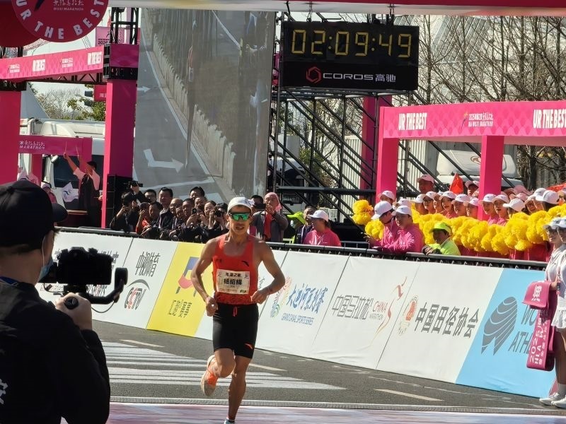 楊紹輝通過比賽終點。 人民網(wǎng)記者 楊磊攝