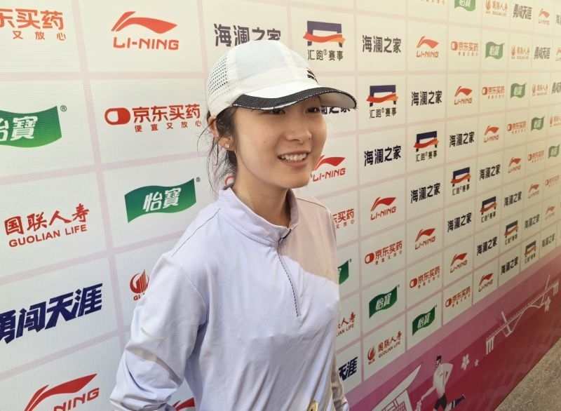 徐冰潔賽后接受采訪。 人民網(wǎng)記者 楊磊攝