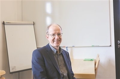 德國(guó)物理學(xué)會(huì)主席、雷根斯堡大學(xué)凝聚態(tài)物理學(xué)家克勞斯·里希特教授。駐德國(guó)記者 李山攝