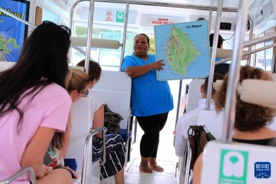 3月15日，一名導游在游艇上為游客介紹塞舌爾拉迪格島。新華社記者 董江輝 攝