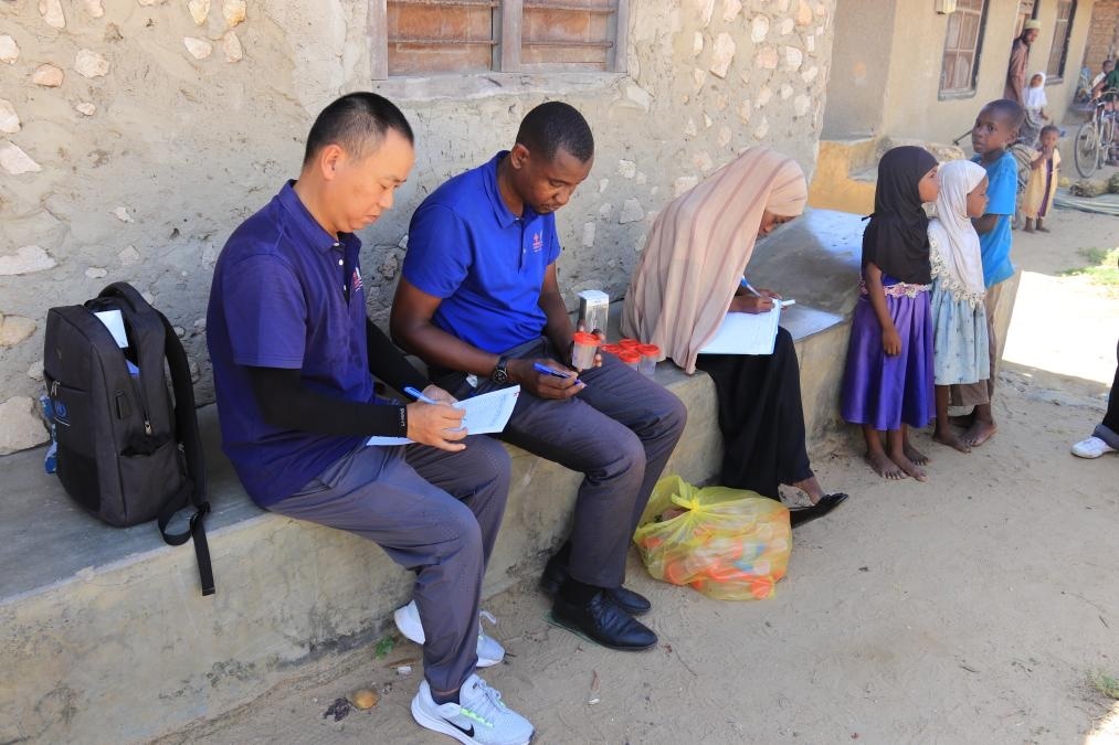 專家組指導(dǎo)非方疾控人員開展疾病篩查工作。專家組供圖